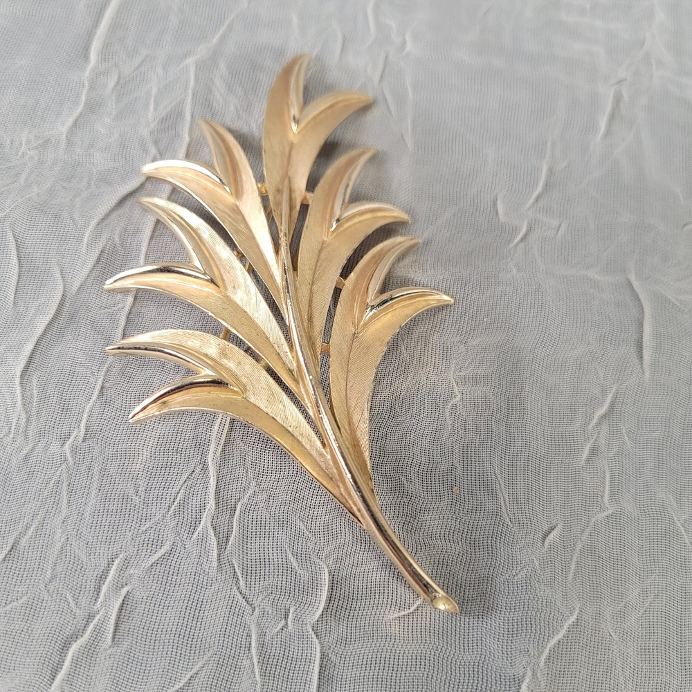 Crown Trifari Brooch Gold Tone Textured Wheat Leaf Spray Vintage Pin Jewlery